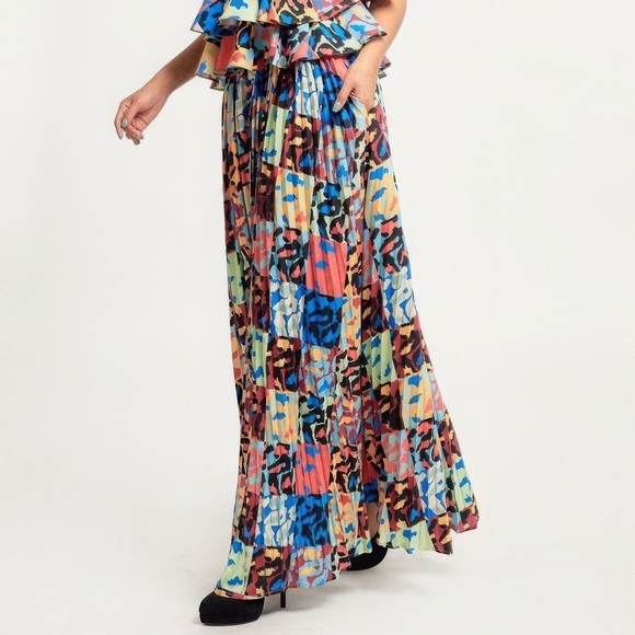 Printed Ruffle Top And Pleated Skirt Set - Picture 4 of 6